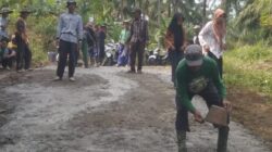 Gotong-Royong Warga Desa Senanghati Secara Swadaya Perbaiki Jalan Rusak di Tanjakan Desa