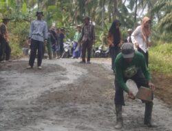 Gotong-Royong Warga Desa Senanghati Secara Swadaya Perbaiki Jalan Rusak di Tanjakan Desa